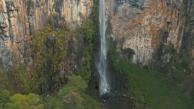 热带雨林瀑布大岩石墙视频素材