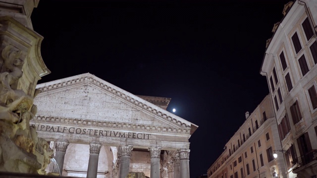 皇家万神殿的夜晚，雄伟的中世纪教堂与高大的大理石柱子和拉丁宗教碑文。意大利建筑和地标概念视频素材