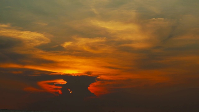 夕阳红橙的天空和黑云移动的时间流逝视频素材