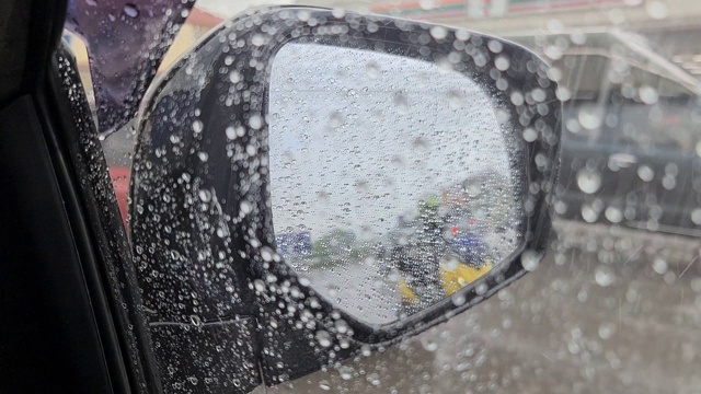 雨中侧视镜车内的录像视频下载