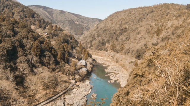 时光流逝，河流穿过美丽的秋山视频素材