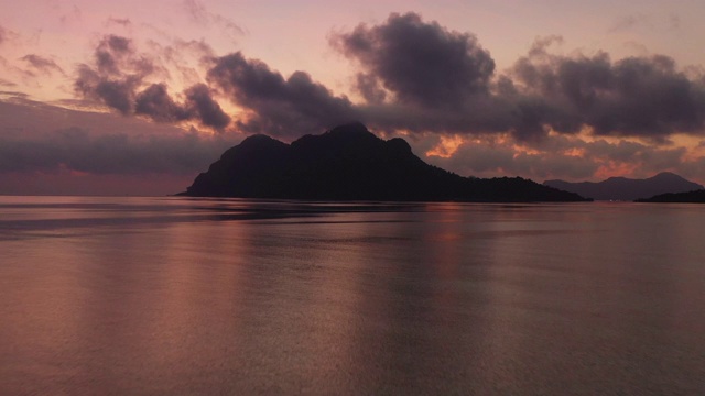 鸟瞰地平线上的日出与游牧海吉普赛水村位于西巴丹麦加岛，仙本那，马来西亚，婆罗洲。视频素材