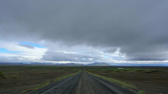 风景中的土路，Holsfjallavegur, Nordurland Eystra，北部地区，冰岛视频素材