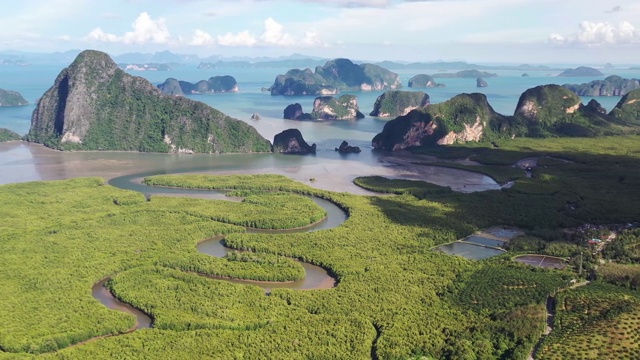 泰国:泰国攀雅湾热带雨林河流的鸟瞰图曲线。视频素材