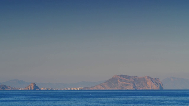 阿尔梅里亚海岸线，西班牙El Calon村地平线上视频素材