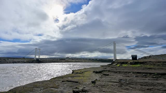 河上的吊桥，Jökulsa a Fjöllum, Nordurland Eystra，北部地区，冰岛视频素材