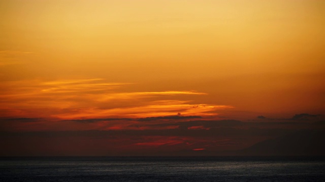 海面上的夕阳，夜幕正在降临。时间流逝视频素材