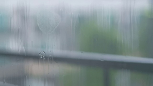 窗外的雨在4k左右视频素材