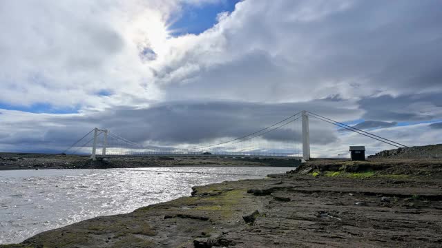 河上的吊桥，Jökulsa a Fjöllum, Nordurland Eystra，北部地区，冰岛视频素材