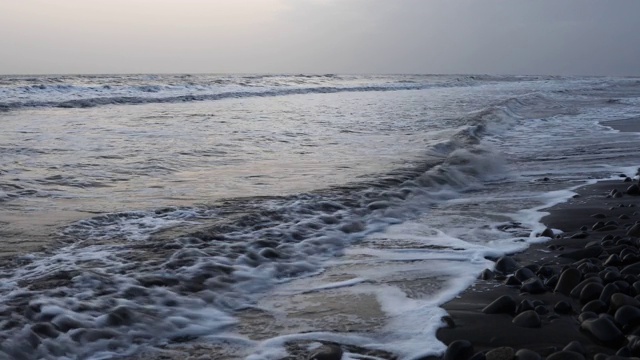 在暴风雨天气下搁浅在海边的浮木视频素材