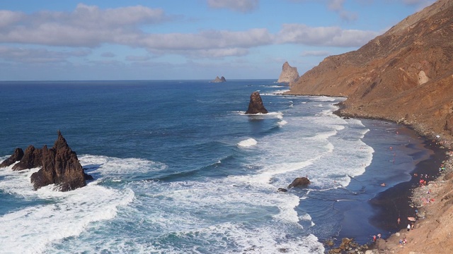 巨大的海浪冲击着特内里费岛海岸，这里有美丽的山地景观。视频素材