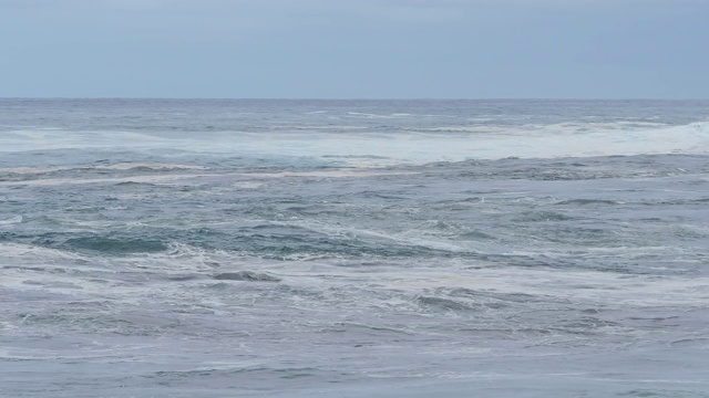 完整的框架与白色泡沫的海浪波峰。视频素材