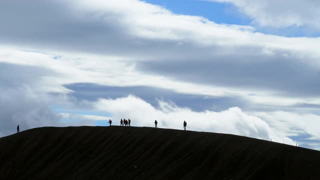 冰岛北部地区诺德兰维斯特拉，人们走在维提火山口的边缘视频素材