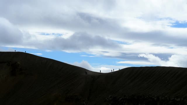 冰岛北部地区诺德兰维斯特拉，人们走在维提火山口的边缘视频素材