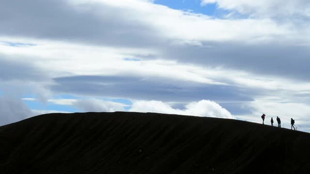 冰岛北部地区诺德兰维斯特拉，人们走在维提火山口的边缘视频素材