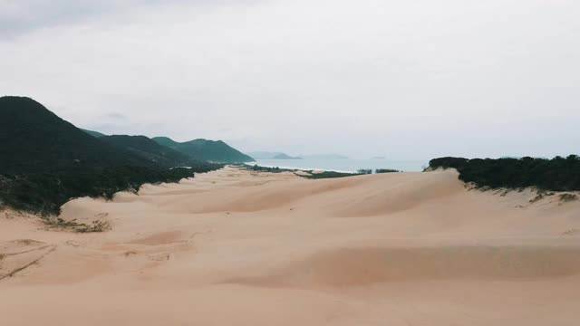 后面的鸟瞰图是加拉帕巴海滩上巨大的沙丘景观视频素材