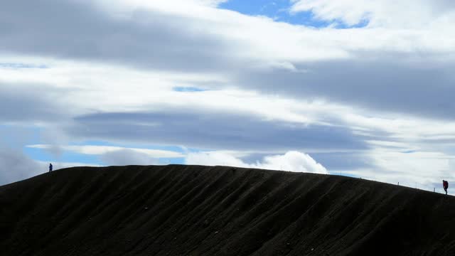 冰岛北部地区诺德兰维斯特拉，人们走在维提火山口的边缘视频素材