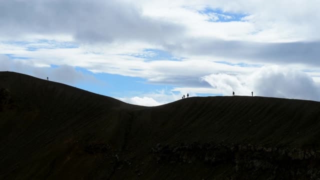 冰岛北部地区诺德兰维斯特拉，人们走在维提火山口的边缘视频素材