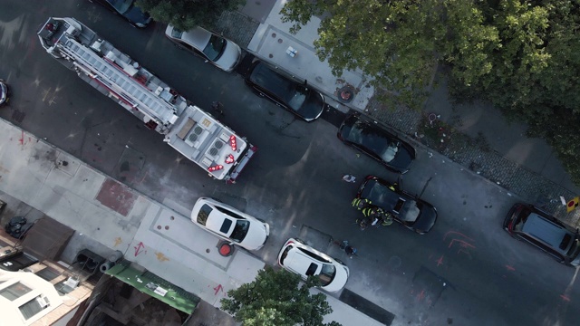 一辆消防车通过布鲁克林，纽约市鸟瞰图视频素材