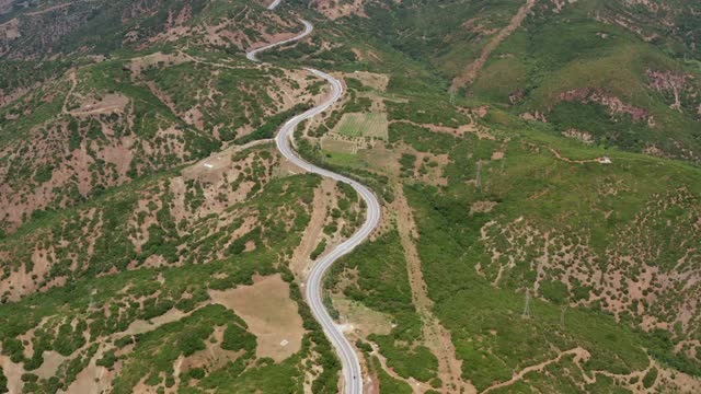 全景的山峰和汽车的山脉高速公路希腊鸟瞰图幻灯片无人机。风景如画的山和道路，在夏天的阳光灿烂的日子。旅行视频素材