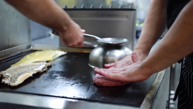 厨师的手在厨房准备鱼的特写视频素材