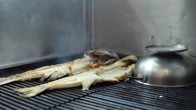 餐馆里烧烤的海鲜视频素材