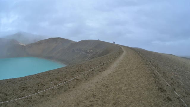 冰岛北部地区，Myvatn地区，Nordurland Vestra, Viti火山口，Krafla火山上的火山口湖小径视频素材