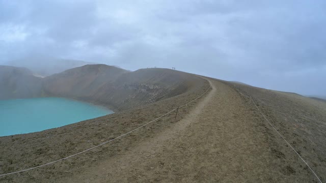 冰岛北部地区，Myvatn地区，Nordurland Vestra, Viti火山口，Krafla火山上的火山口湖小径视频素材