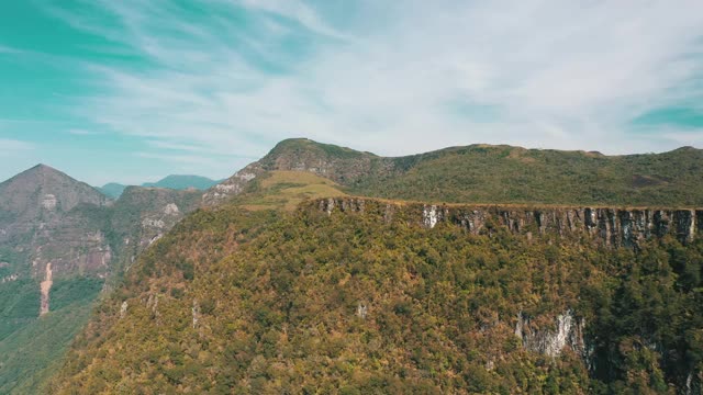 空中电影建立拍摄的巴西雨林，峡谷山脉和高原视频素材