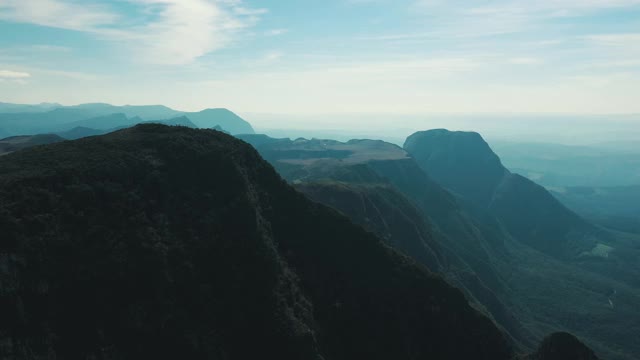 巴西热带雨林高原峡谷和高山在阳光明媚的日子高空中的观点视频素材