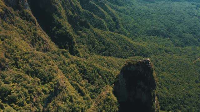 鸟瞰图美丽的亚马逊雨林巴西山，位于Grão帕拉，圣卡塔琳娜，巴西视频素材