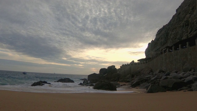 海浪撞击岩石视频素材