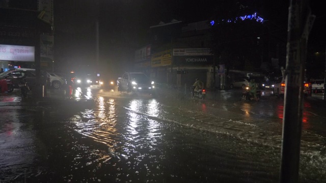 暴雨引致水浸街道交通阻塞(夜间)视频素材