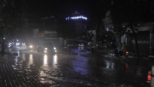 暴雨引致水浸街道交通阻塞(夜间)视频素材