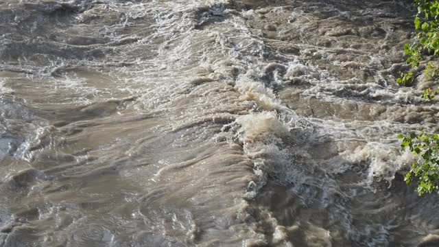 大雨过后，塞里奥河涨了起来。贝加莫省，意大利北部。棕色的水。水流湍急，从山谷流向平原视频素材