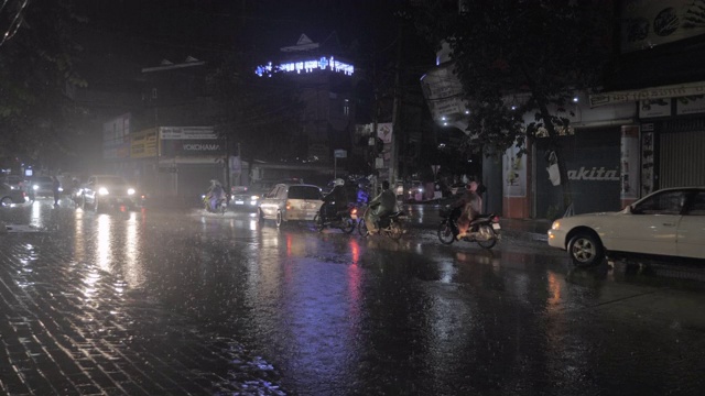 暴雨引致水浸街道交通阻塞(夜间)视频素材