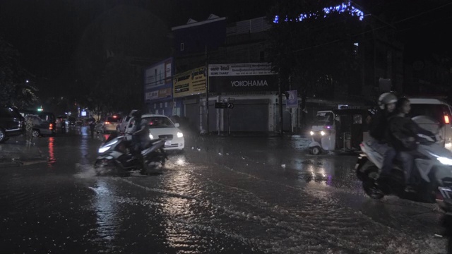 暴雨引致水浸街道交通阻塞(夜间)视频素材