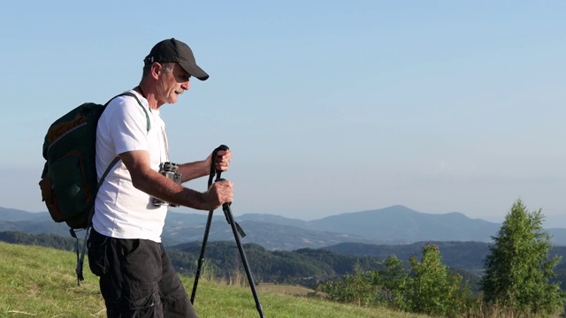 老人在徒步旅行时使用登山杖视频素材