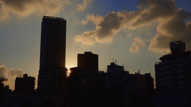 城市的蓝天和日落之间的建筑物视频素材