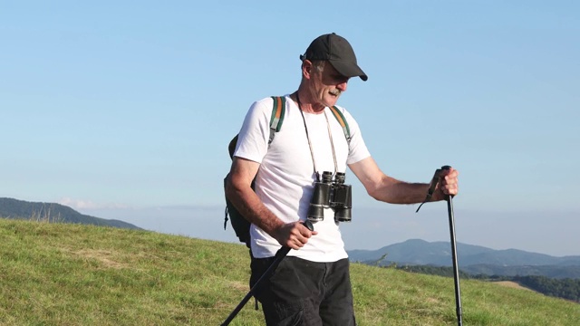 徒步旅行者在徒步旅行时使用登山杖视频素材