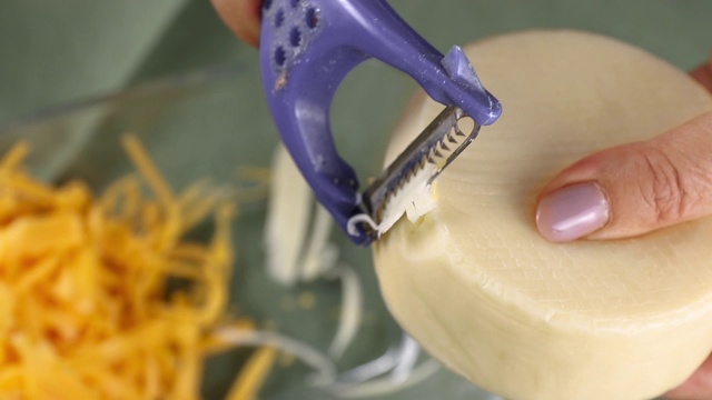 白色马苏里拉奶酪切片特写。家庭烹饪配料视频素材