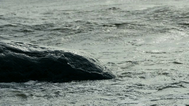 强烈的海景海浪冲击着岩石视频素材