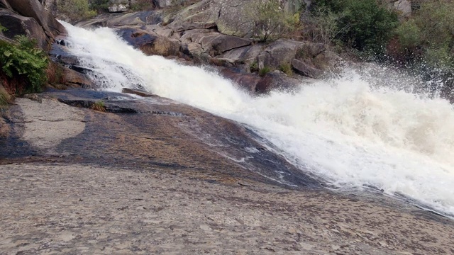 美丽的瀑布在山河的石头之间视频素材