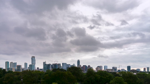 清晨的日出时间流逝在奥斯汀市中心天际线与密集的云视频素材