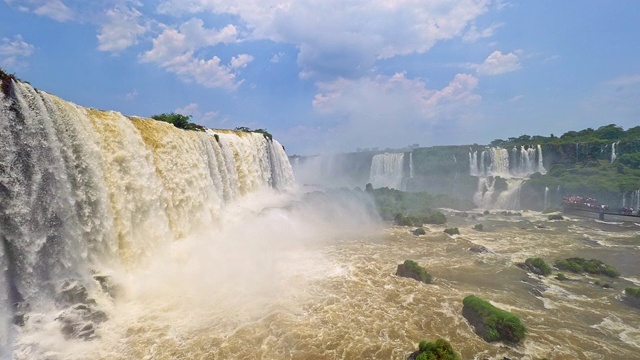 观看伊瓜苏瀑布，Foz do Iguaçu，巴西视频素材