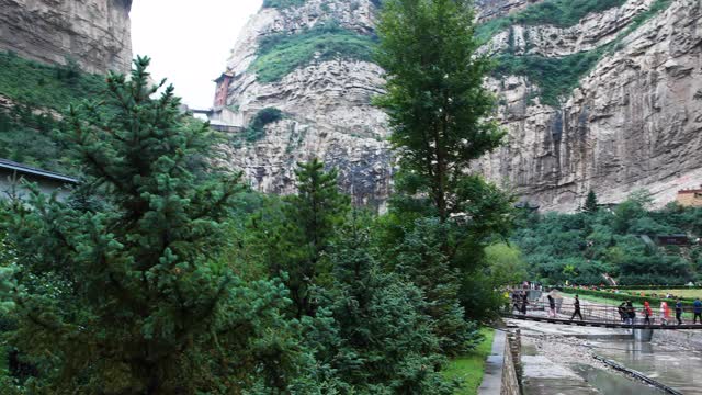 悬空或悬空寺的悬崖，山谷和桥在衡山视频素材