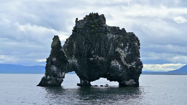 冰岛北部地区，Vatnsnes半岛，Hvitserkur玄武岩视频素材