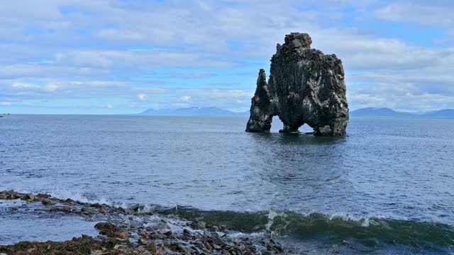 冰岛北部地区，Vatnsnes半岛，Hvitserkur玄武岩视频素材