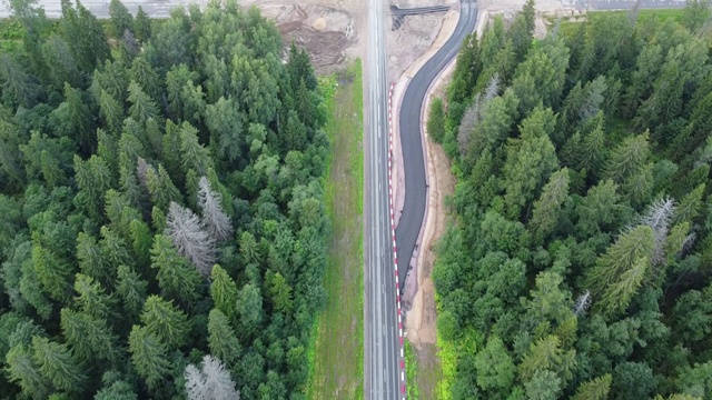 对正在建设的道路的看法。视频下载