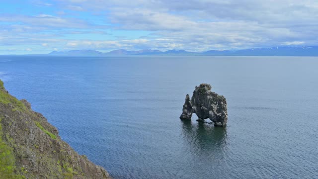 冰岛北部地区，Vatnsnes半岛，Hvitserkur玄武岩视频素材